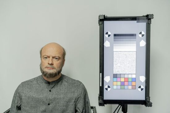 The HDR Portrait lab setup from DXOMARK includes a realistic mannequin and a bright transmissive color and contrast chart.