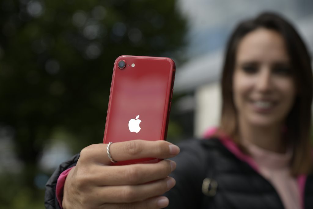 Apple Iphone Se Selfie Review