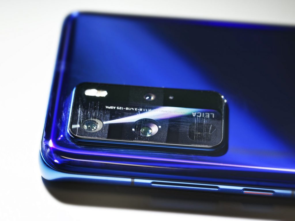 How a scratched smartphone camera cover affects image quality