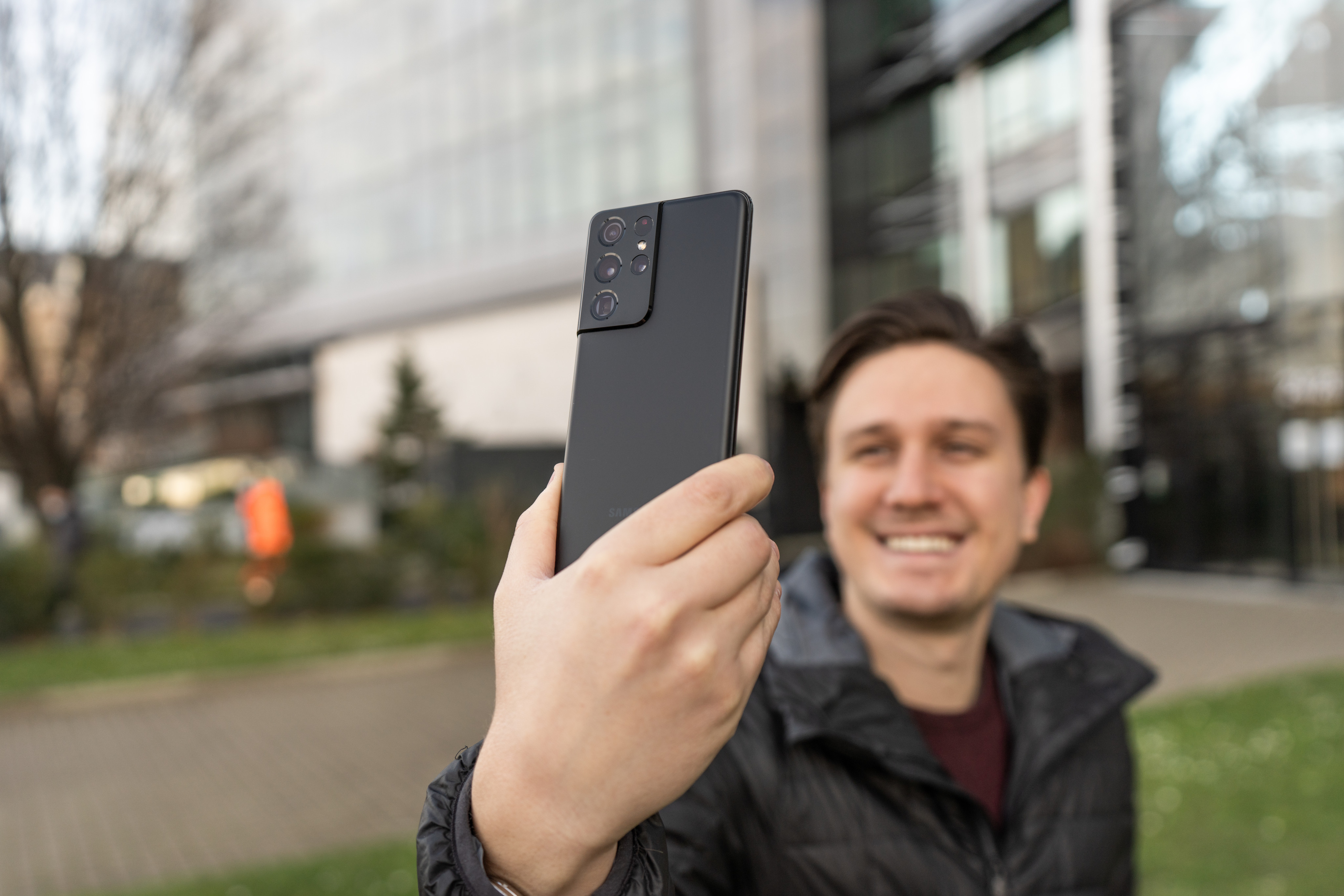 Tính năng chụp ảnh Selfie trên Samsung Galaxy S21 Ultra 5G rất đáng chú ý, với độ phân giải cao và zoom 100X. Hãy xem ngay đánh giá Selfie và khám phá lý do tại sao Samsung Galaxy S21 Ultra 5G đã trở thành một trong những smartphone hàng đầu trên thị trường.